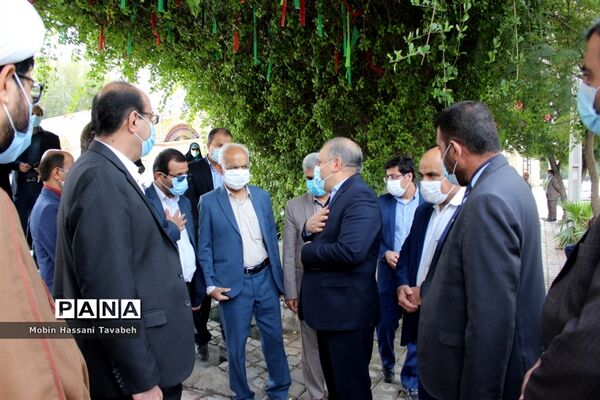 غبارروبی و عطر افشانی قبور مطهر شهدای بوشهر