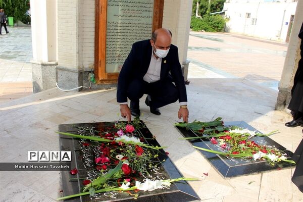 غبارروبی و عطر افشانی قبور مطهر شهدای بوشهر