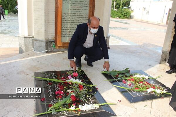 غبارروبی و عطر افشانی قبور مطهر شهدای بوشهر