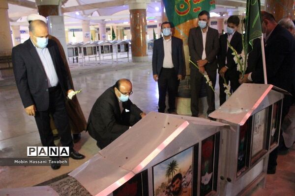 غبارروبی و عطر افشانی قبور مطهر شهدای بوشهر