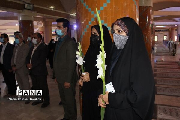 غبارروبی و عطر افشانی قبور مطهر شهدای بوشهر