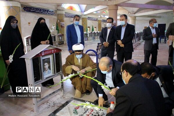 غبارروبی و عطر افشانی قبور مطهر شهدای بوشهر