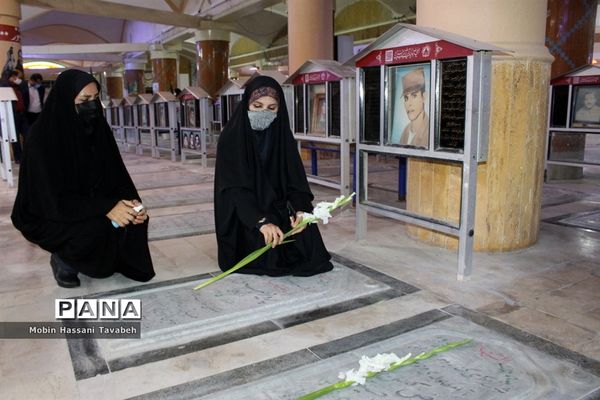 غبارروبی و عطر افشانی قبور مطهر شهدای بوشهر