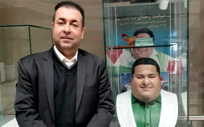 پیام عزیزی قطعه موسیقایی «پهلوان خندان» را برای «سیامند رحمان» ‌خواند