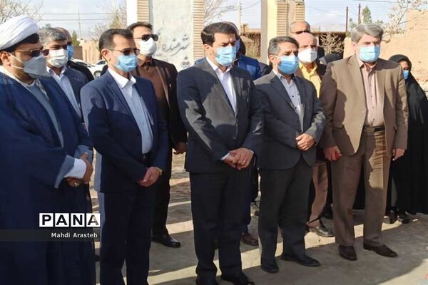 غبار روبی مزار شهدای گمنام شهر اسدیه با حضور استاندارخراسان جنوبی