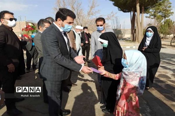 غبار روبی مزار شهدای گمنام شهر اسدیه با حضور استاندارخراسان جنوبی