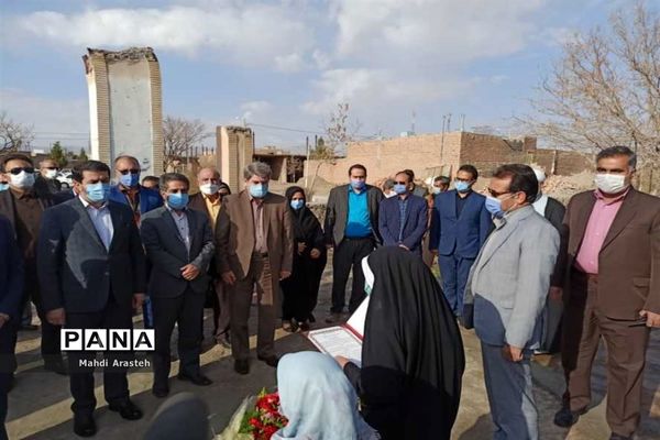 غبار روبی مزار شهدای گمنام شهر اسدیه با حضور استاندارخراسان جنوبی