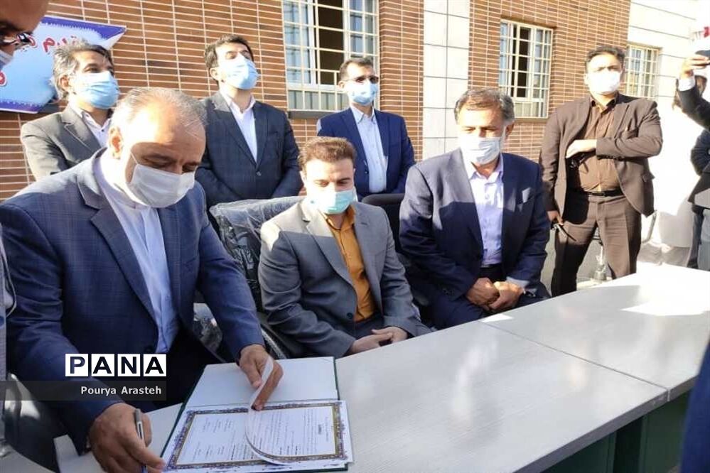 انعقاد تفاهم نامه آموزشگاه 3 کلاسه روستای اسلام آباد شهرستان درمیان