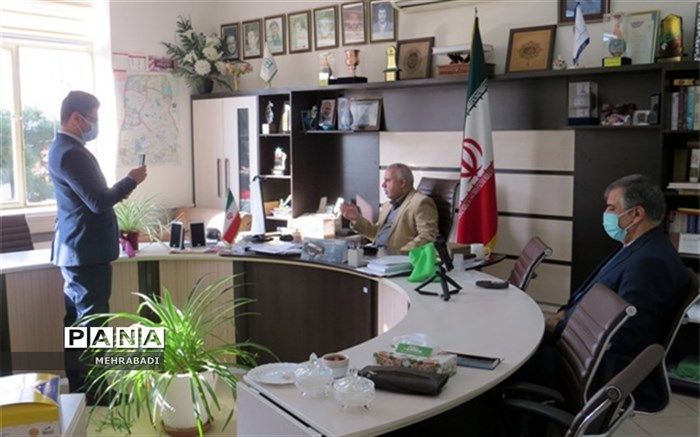 با گفتار، رفتار و سوادمان باید دانش آموز را به اخلاقیات و انسانیت رهنمون سازیم