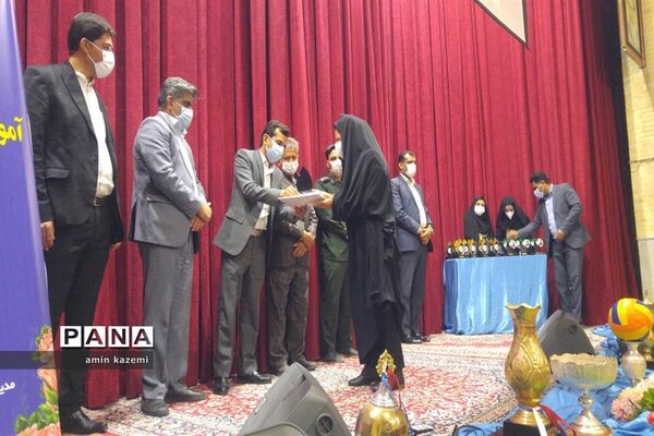 آیین تجلیل از قهرمانان و مدال آوران مسابقات ورزشی آموزشگاه‌های کشور در داراب