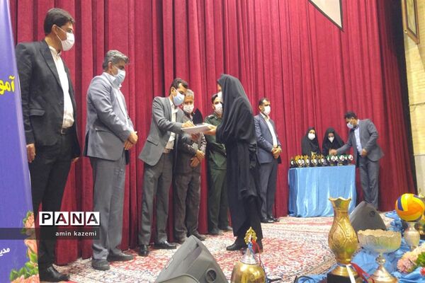 آیین تجلیل از قهرمانان و مدال آوران مسابقات ورزشی آموزشگاه‌های کشور در داراب
