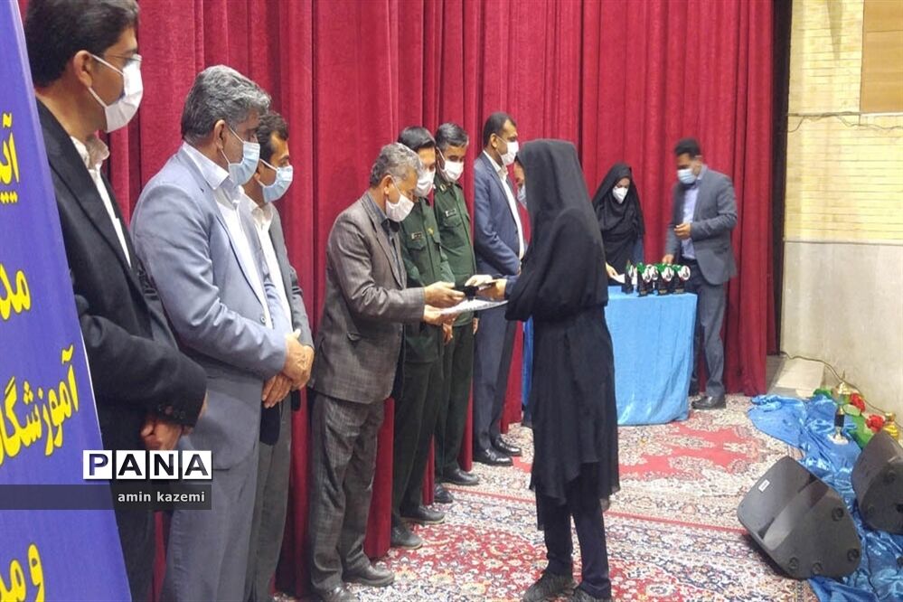 آیین تجلیل از قهرمانان و مدال آوران مسابقات ورزشی آموزشگاه‌های کشور در داراب