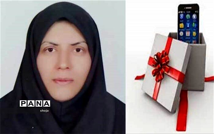 معلم فلاورجانی سه عدد گوشی هوشمند به دانش آموزانش هدیه داد