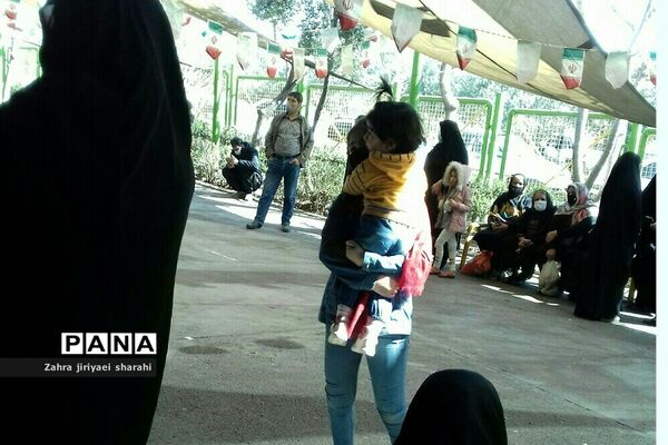 حضور انبوهی از مردم در صف مرغ، بدون درنظر‌گرفتن پروتکل‌های بهداشتی