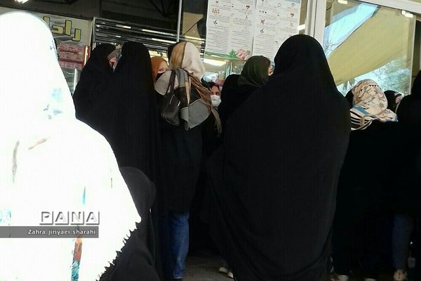 حضور انبوهی از مردم در صف مرغ، بدون درنظر‌گرفتن پروتکل‌های بهداشتی