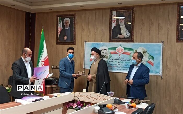برگزاری مراسم سپاس مربی در اداره آموزش و پرورش ناحیه دو بهارستان