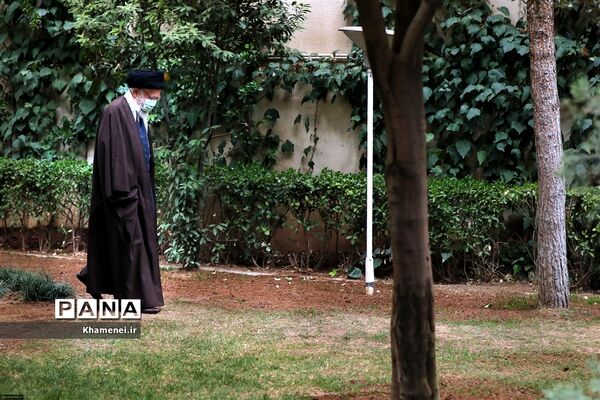 کاشت دو نهال میوه در روز درختکاری توسط رهبر انقلاب