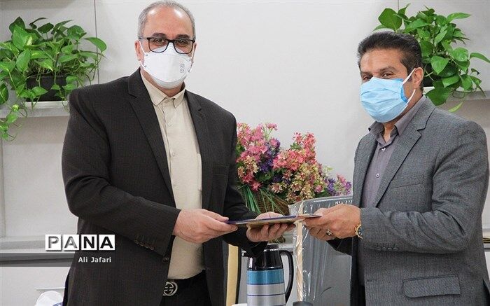 مربی پرورشی به عنوان هدایت‌گر و راهبر دانش‌آموزان است