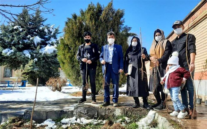 اهدای ۱۶۲ اصله نهال به تعداد مجموع سن شش نفر از اعضای خانواده