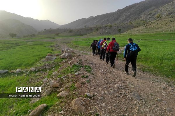 صعود فرهنگیان باغملک به قله ریز گر رشته کوه زاگرس