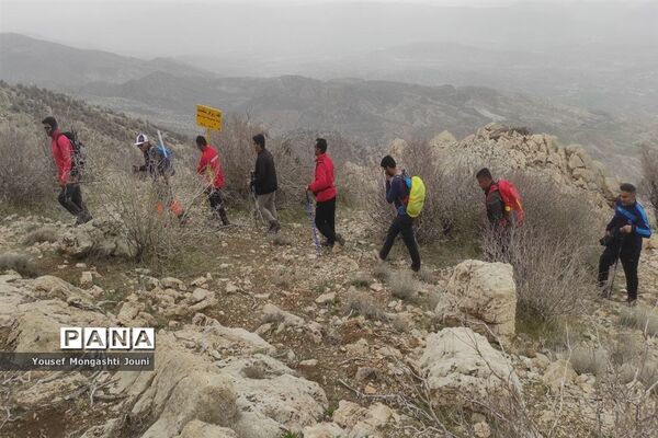 صعود فرهنگیان باغملک به قله ریز گر رشته کوه زاگرس
