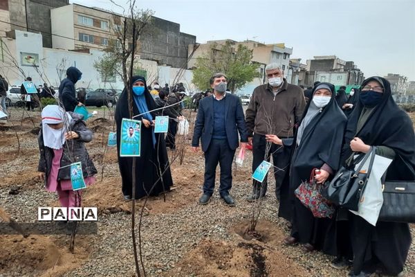 کاشت نهال ایثار به نیابت شهدا در روز شهدا