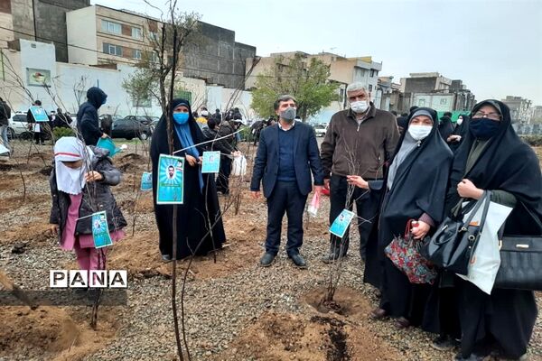 کاشت نهال ایثار به نیابت شهدا در روز شهدا