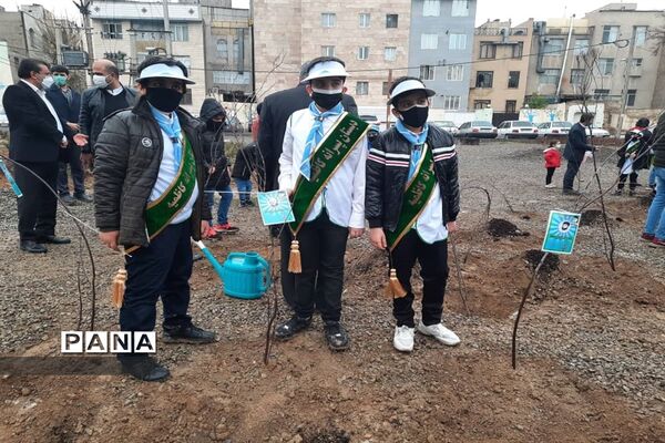 کاشت نهال ایثار به نیابت شهدا در روز شهدا