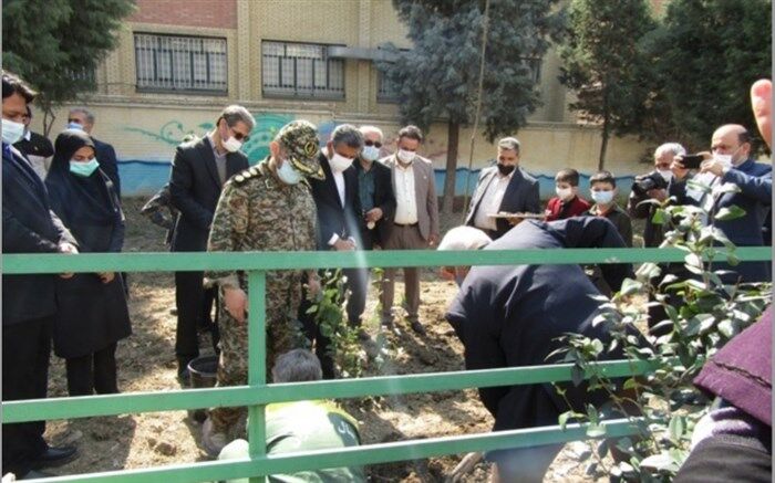 کاشت نهال به یاد شهید سلیمانی درمنطقه 15