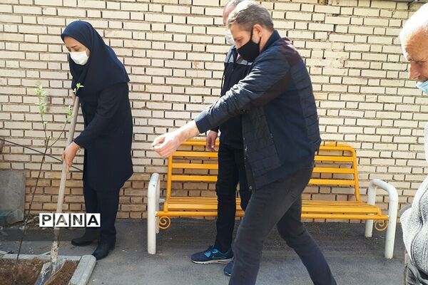غرس نهال در هنرستان ایثار ناحیه یک شهرری به مناسبت هفته منابع طبیعی