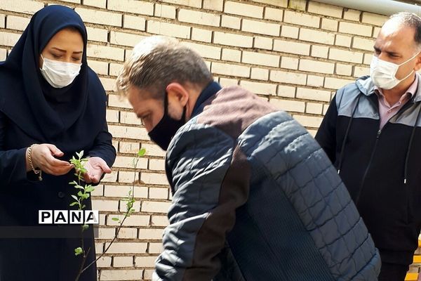 غرس نهال در هنرستان ایثار ناحیه یک شهرری به مناسبت هفته منابع طبیعی