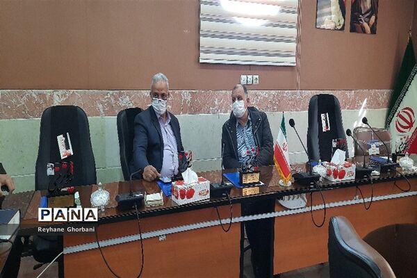 تجلیل از خانواده شهیدان در آموزش و پرورش رباط کریم