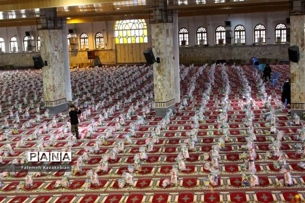 بسته‌بندی و توزیع ۱۵۰۰ بسته غذایی در مصلی ساری