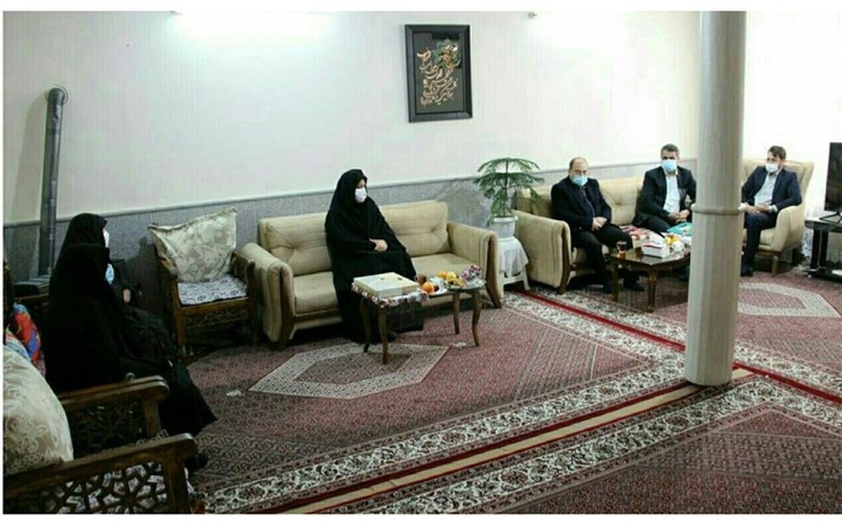 تجلیل مدیر آموزش و پرورش ناحیه ۲ مشهد از خانواده شهید بمانی