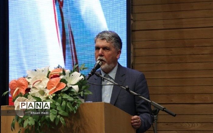 وزیر فرهنگ: قرآن کتیبه زیبای الهی است