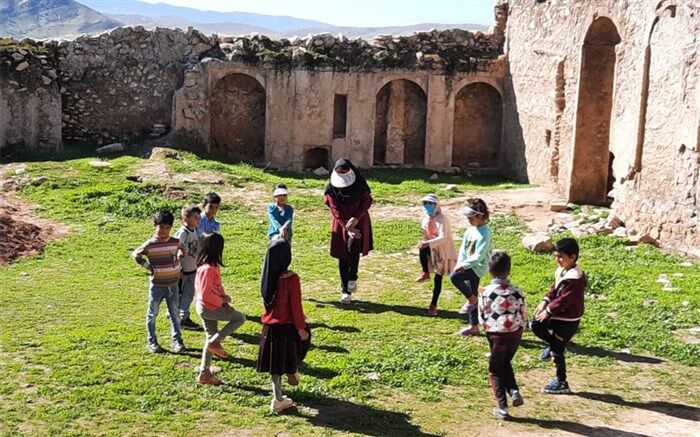 دانش‌آموزانم را برای زندگی کردن آماده می‌کنم