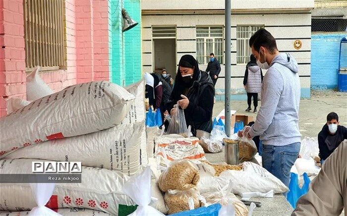 سیل کمک‌های مردمی به دانش آموزان نیازمند شهرستان بهارستان