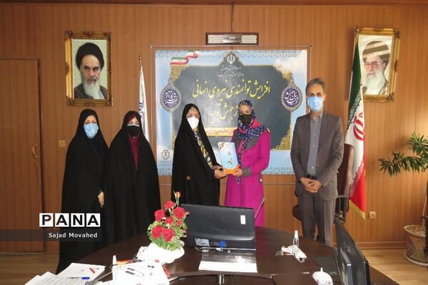 مراسم تقدیر از برگزیدگان استانی مسابقات فرهنگی و هنری دانش آموزان منطقه 8