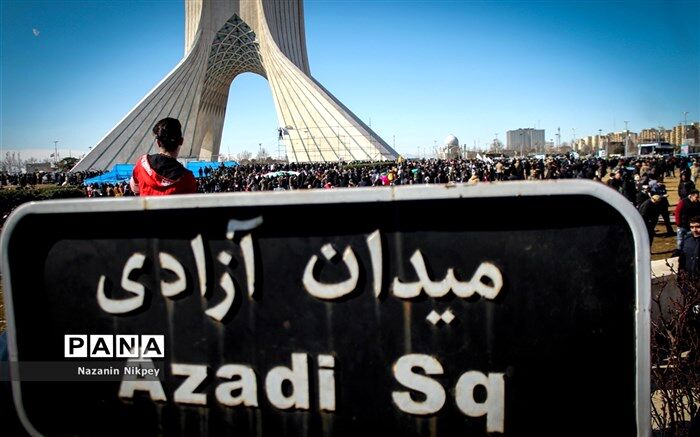استقرار توپ‌های نظامی ارتش در میدان آزادی تهران