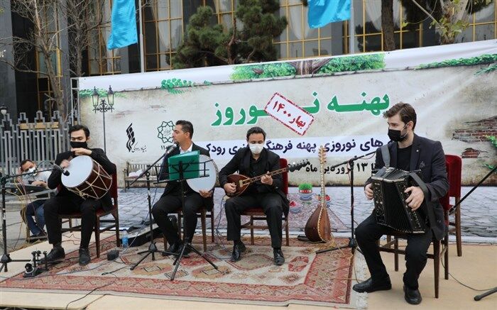 کنسرت‌های موسیقی محلی و نقالی مرشد میرزاعلی هرشب مقابل تالار وحدت
