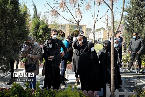 مراسم تدفین پیکر مرحوم آزاده نامداری