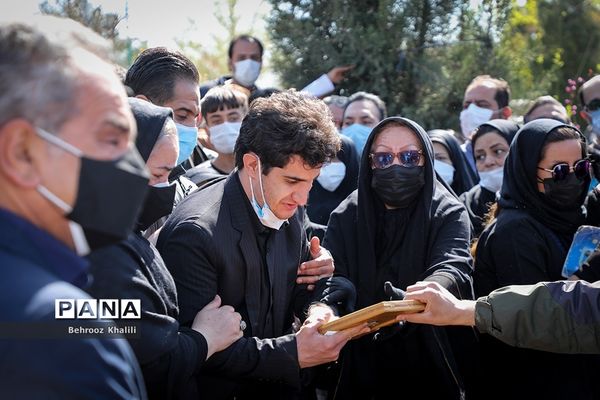 مراسم تدفین پیکر مرحوم آزاده نامداری