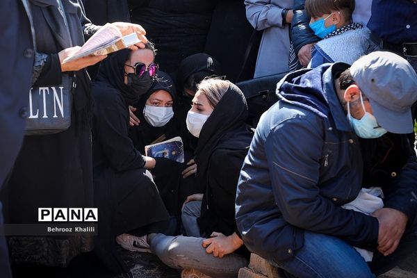 مراسم تدفین پیکر مرحوم آزاده نامداری