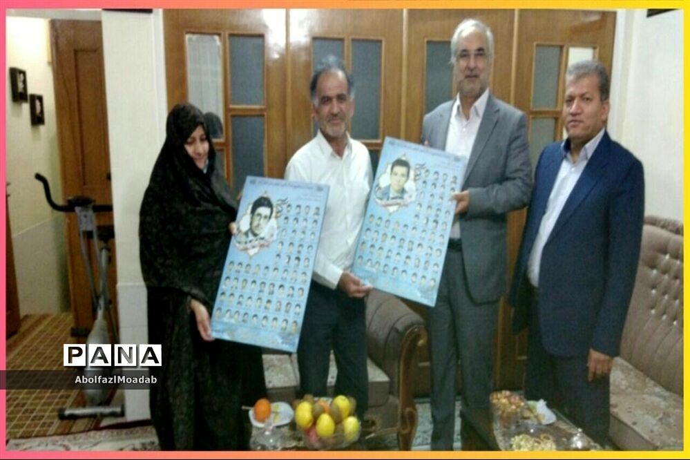 اهدا پوستر شهدای دانش آموز و معلم خلیل آبادبه خانواده آنان
