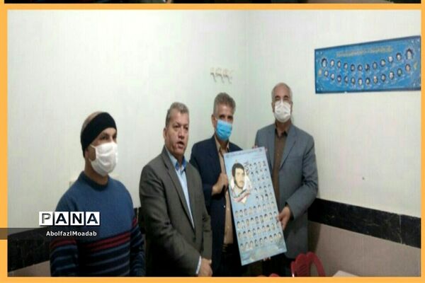 اهدا پوستر شهدای دانش آموز و معلم خلیل آبادبه خانواده آنان