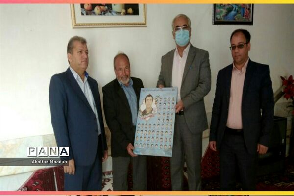 اهدا پوستر شهدای دانش آموز و معلم خلیل آبادبه خانواده آنان
