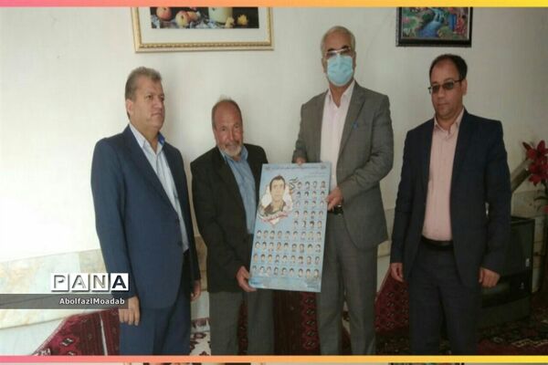 اهدا پوستر شهدای دانش آموز و معلم خلیل آبادبه خانواده آنان