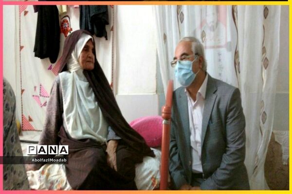 اهدا پوستر شهدای دانش آموز و معلم خلیل آبادبه خانواده آنان