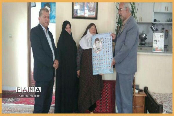 اهدا پوستر شهدای دانش آموز و معلم خلیل آبادبه خانواده آنان