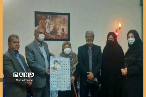 اهدا پوستر شهدای دانش آموز و معلم خلیل آبادبه خانواده آنان